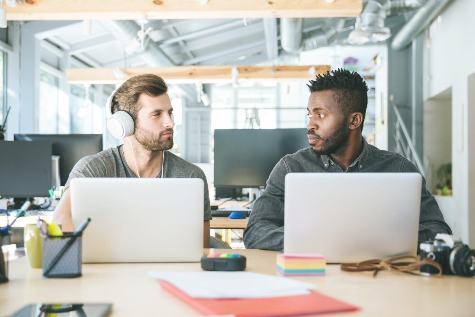 Finanzanalyst bei der Arbeit mit Marktdaten